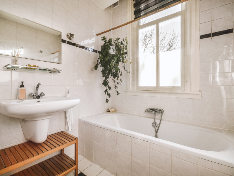 Come ristrutturare il bagno spendendo poco: consigli per un restyling economico ma efficace